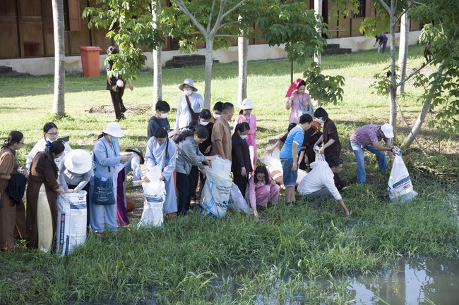 Pilgrimage to offer the Three Jewels