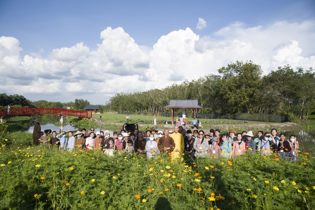 Pilgrimage to offer the Three Jewels