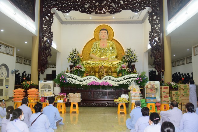 Ban Từ thiện Hoằng Pháp cúng dường trường hạ