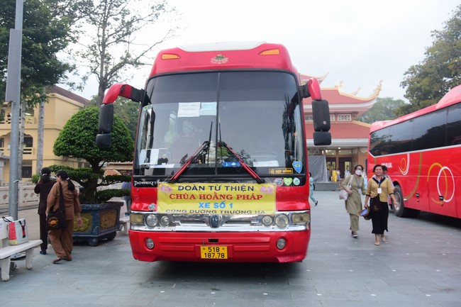 Ban Từ thiện Hoằng Pháp cúng dường trường hạ