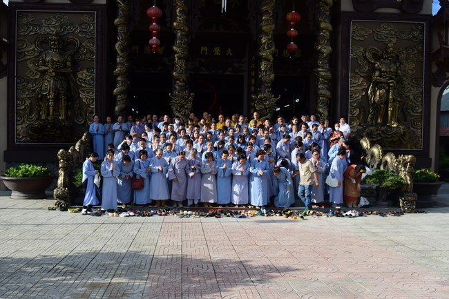 Ban Từ thiện Hoằng Pháp cúng dường trường hạ