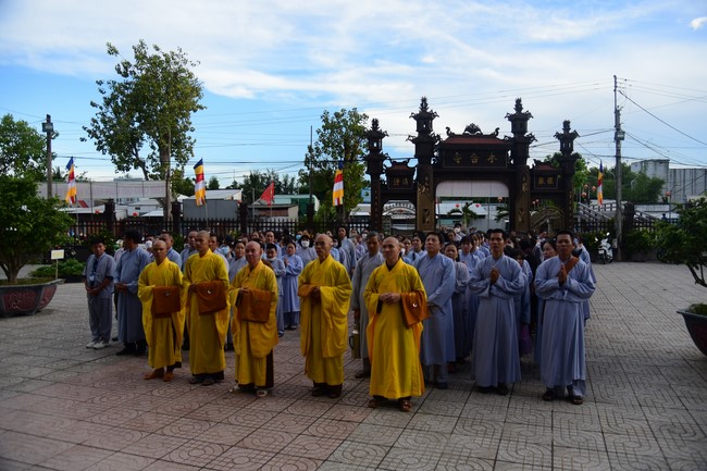 Ban Từ thiện Hoằng Pháp cúng dường trường hạ