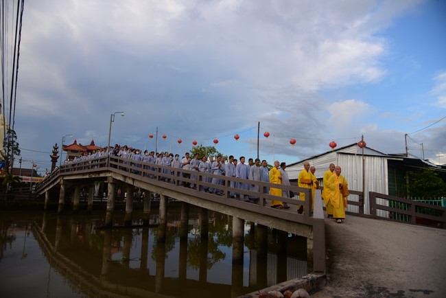 Ban Từ thiện Hoằng Pháp cúng dường trường hạ