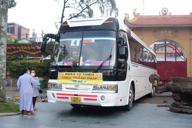 Ban Từ thiện Hoằng Pháp cúng dường trường hạ