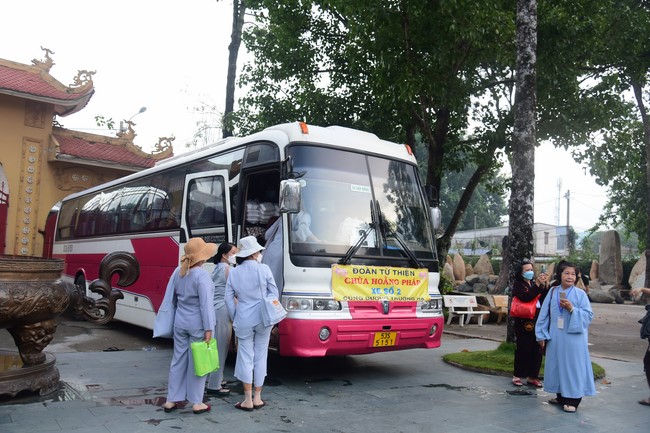 Ban Từ thiện Hoằng Pháp cúng dường trường hạ