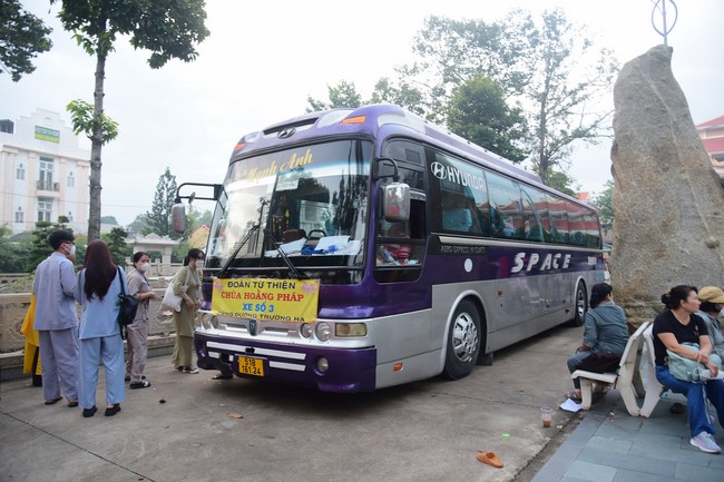 Ban Từ thiện Hoằng Pháp cúng dường trường hạ