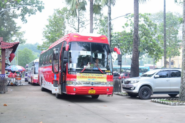 Ban Từ thiện Hoằng Pháp cúng dường trường hạ