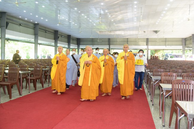 Ban Từ thiện Hoằng Pháp cúng dường trường hạ