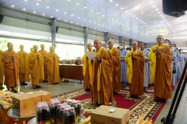 Ban Từ thiện Hoằng Pháp cúng dường trường hạ