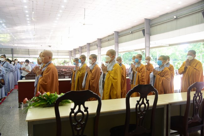 Ban Từ thiện Hoằng Pháp cúng dường trường hạ