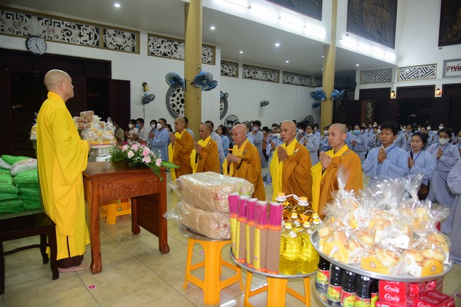 Ban Từ thiện Hoằng Pháp cúng dường trường hạ