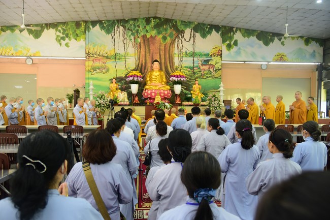 Ban Từ thiện Hoằng Pháp cúng dường trường hạ