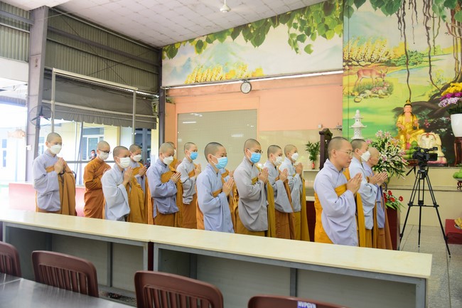 Ban Từ thiện Hoằng Pháp cúng dường trường hạ