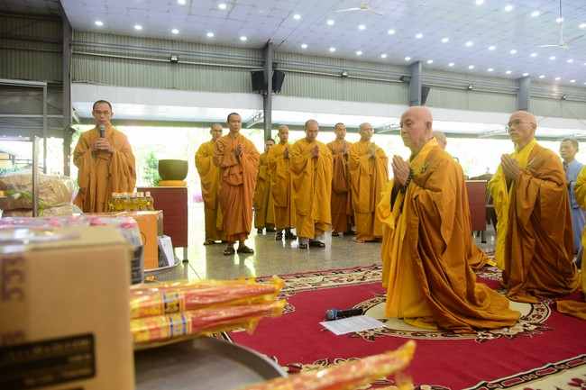 Ban Từ thiện Hoằng Pháp cúng dường trường hạ