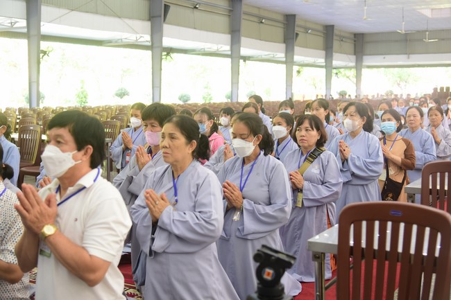 Ban Từ thiện Hoằng Pháp cúng dường trường hạ