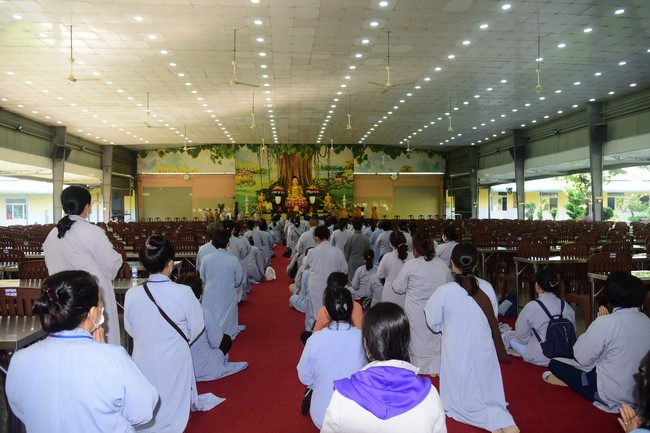 Ban Từ thiện Hoằng Pháp cúng dường trường hạ