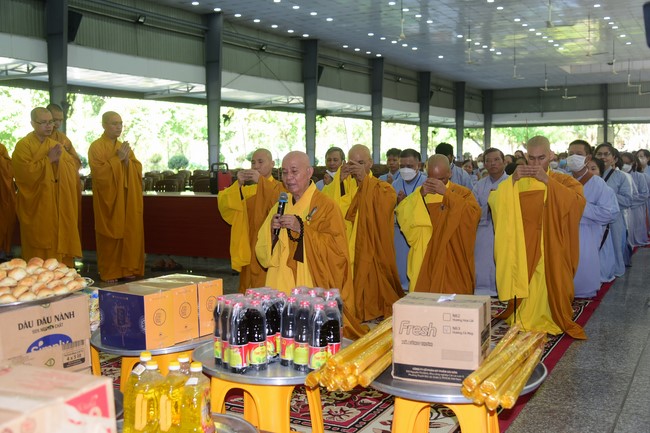 Ban Từ thiện Hoằng Pháp cúng dường trường hạ