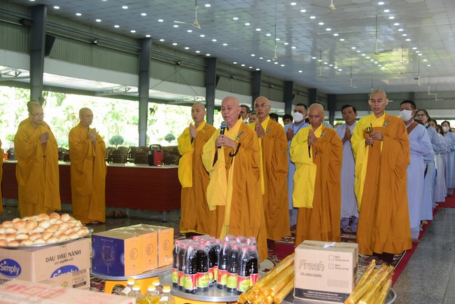 Ban Từ thiện Hoằng Pháp cúng dường trường hạ