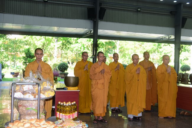 Ban Từ thiện Hoằng Pháp cúng dường trường hạ