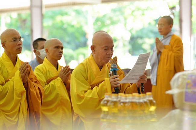 Ban Từ thiện Hoằng Pháp cúng dường trường hạ