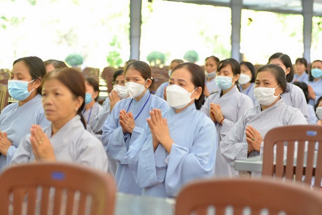 Ban Từ thiện Hoằng Pháp cúng dường trường hạ