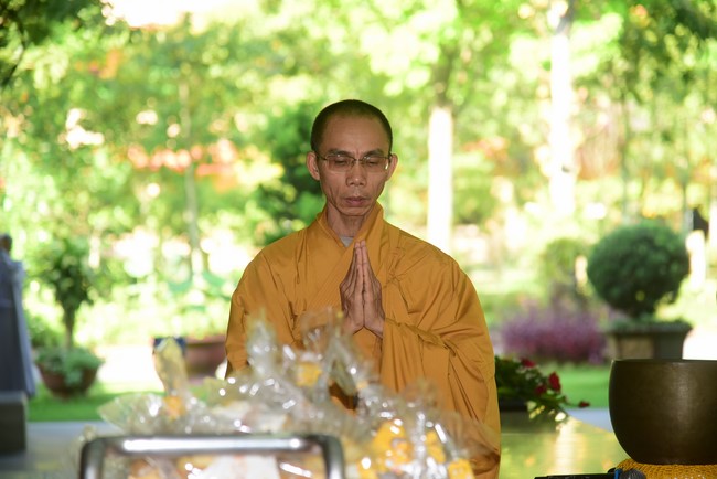 Ban Từ thiện Hoằng Pháp cúng dường trường hạ