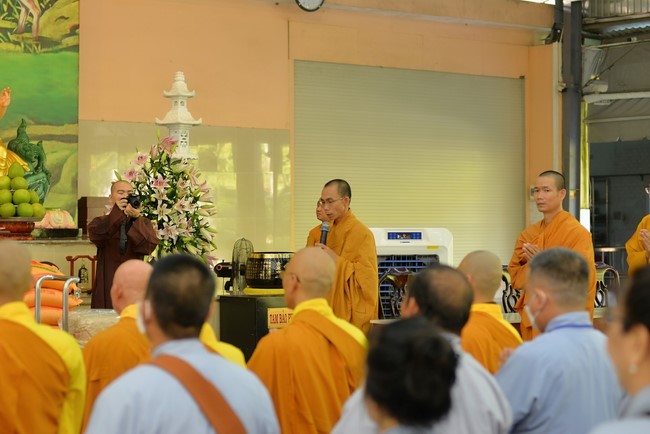 Ban Từ thiện Hoằng Pháp cúng dường trường hạ