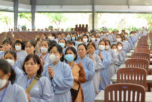 Ban Từ thiện Hoằng Pháp cúng dường trường hạ