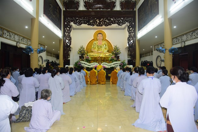 Ban Từ thiện Hoằng Pháp cúng dường trường hạ