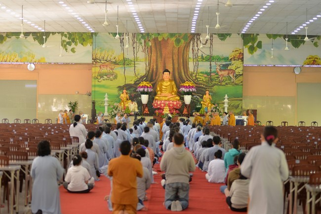 Ban Từ thiện Hoằng Pháp cúng dường trường hạ