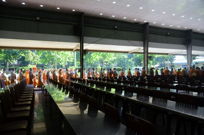 Ban Từ thiện Hoằng Pháp cúng dường trường hạ