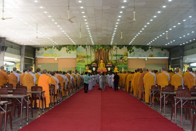 Ban Từ thiện Hoằng Pháp cúng dường trường hạ