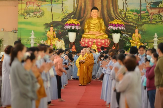 Ban Từ thiện Hoằng Pháp cúng dường trường hạ