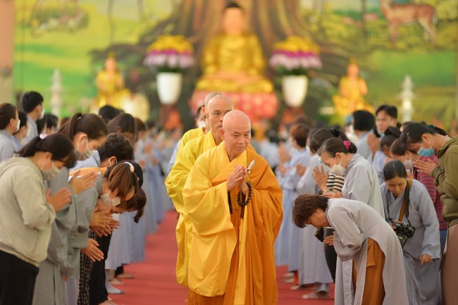 Ban Từ thiện Hoằng Pháp cúng dường trường hạ