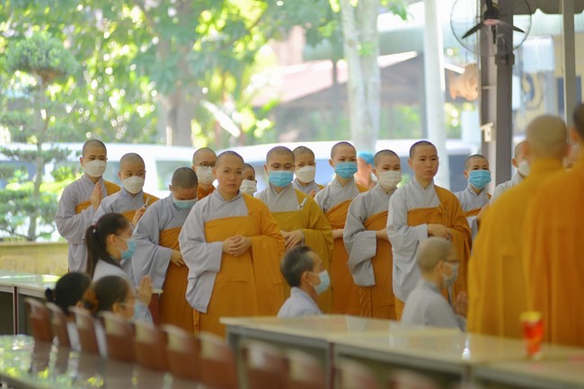 Ban Từ thiện Hoằng Pháp cúng dường trường hạ