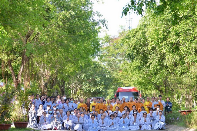 Ban Từ thiện Hoằng Pháp cúng dường trường hạ