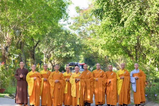 Ban Từ thiện Hoằng Pháp cúng dường trường hạ