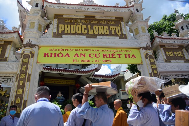 Ban Từ thiện Hoằng Pháp cúng dường trường hạ