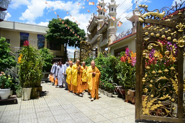 Ban Từ thiện Hoằng Pháp cúng dường trường hạ