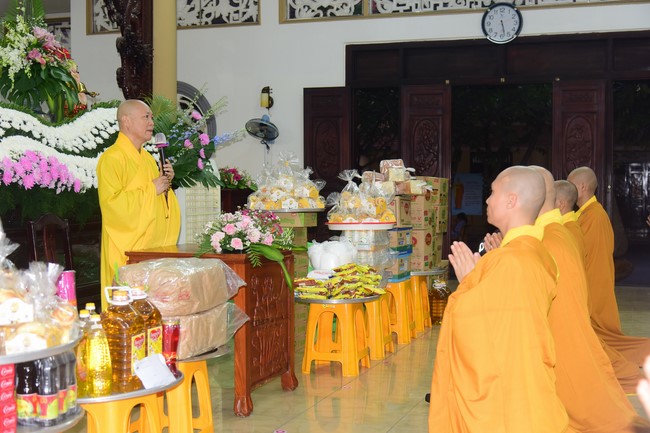 Ban Từ thiện Hoằng Pháp cúng dường trường hạ