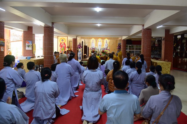 Ban Từ thiện Hoằng Pháp cúng dường trường hạ