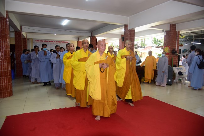 Ban Từ thiện Hoằng Pháp cúng dường trường hạ