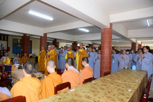 Ban Từ thiện Hoằng Pháp cúng dường trường hạ