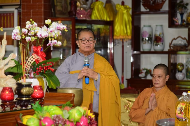 Ban Từ thiện Hoằng Pháp cúng dường trường hạ