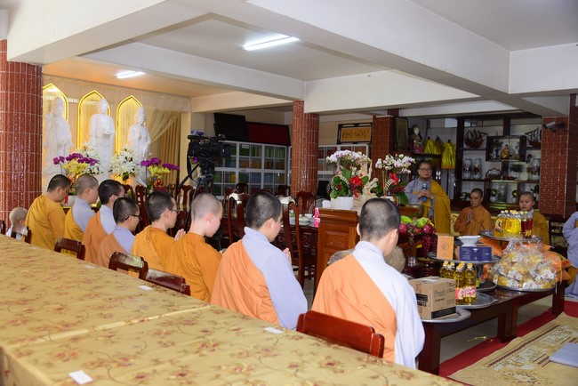 Ban Từ thiện Hoằng Pháp cúng dường trường hạ