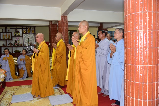 Ban Từ thiện Hoằng Pháp cúng dường trường hạ