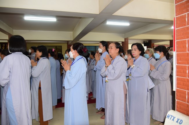 Ban Từ thiện Hoằng Pháp cúng dường trường hạ