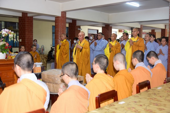 Ban Từ thiện Hoằng Pháp cúng dường trường hạ