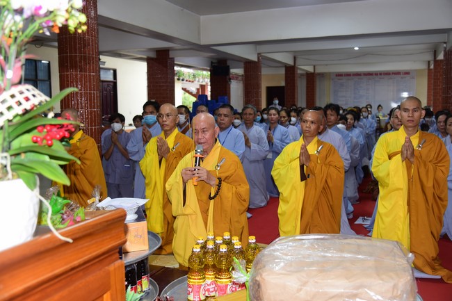 Ban Từ thiện Hoằng Pháp cúng dường trường hạ