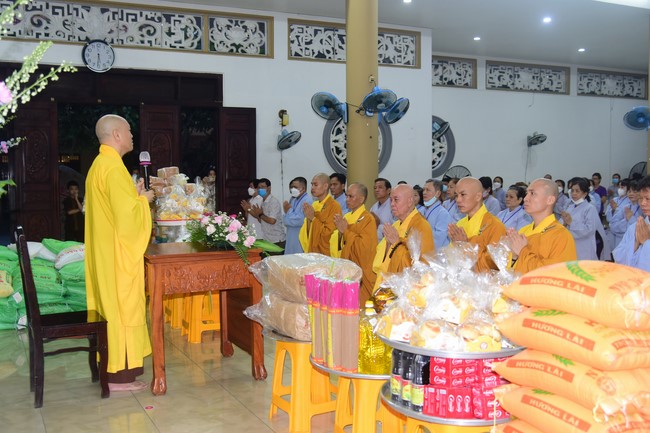 Ban Từ thiện Hoằng Pháp cúng dường trường hạ